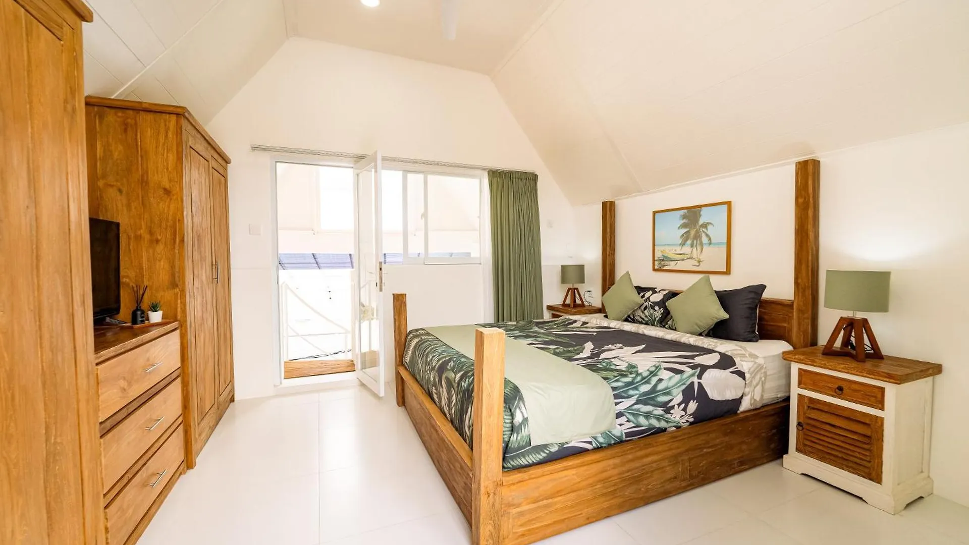 Spacious 3 Bedroom Villa With Private Pool And Billiards Σεμινιάκ