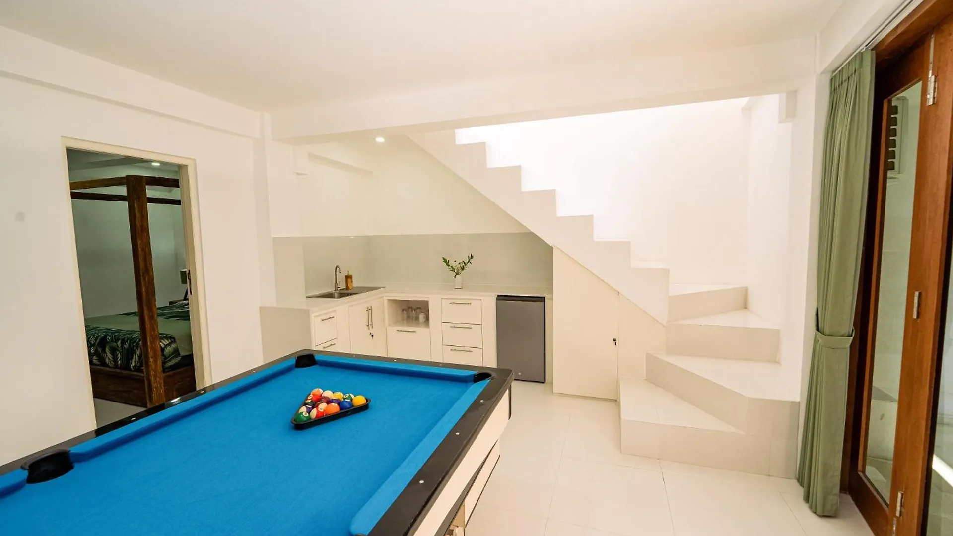 Spacious 3 Bedroom Villa With Private Pool And Billiards Σεμινιάκ
